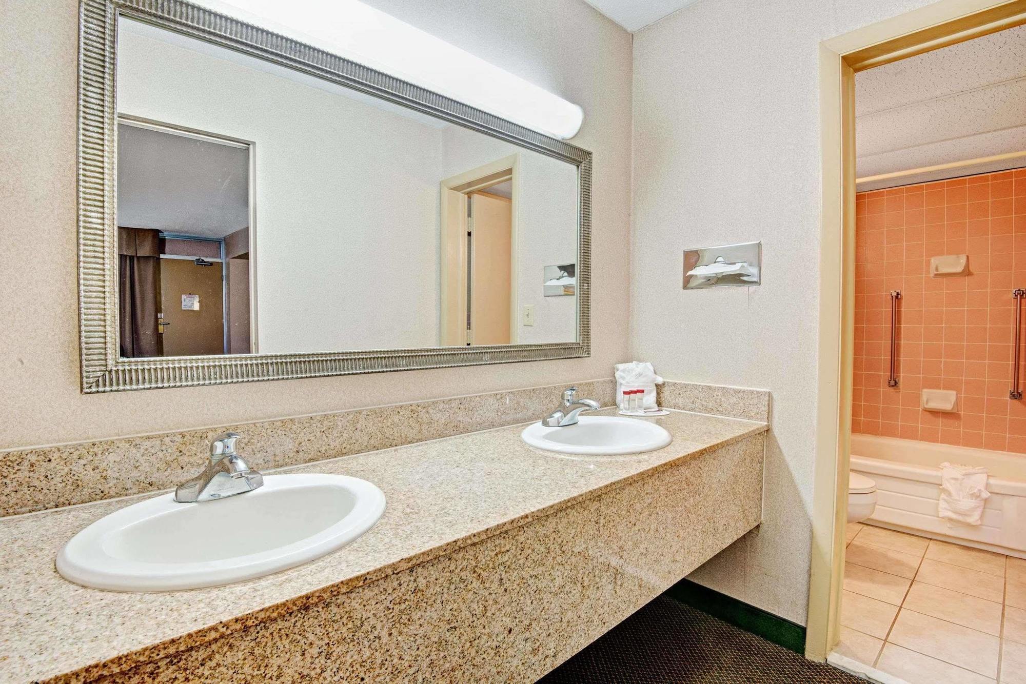Ramada Overland Park Mission Bagian luar foto