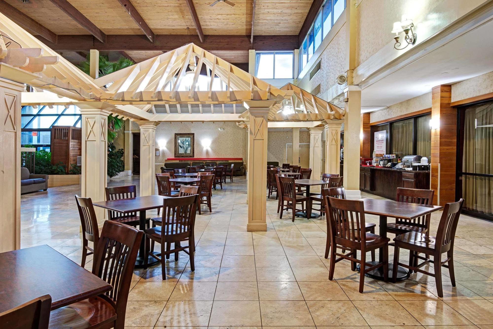 Ramada Overland Park Mission Bagian luar foto