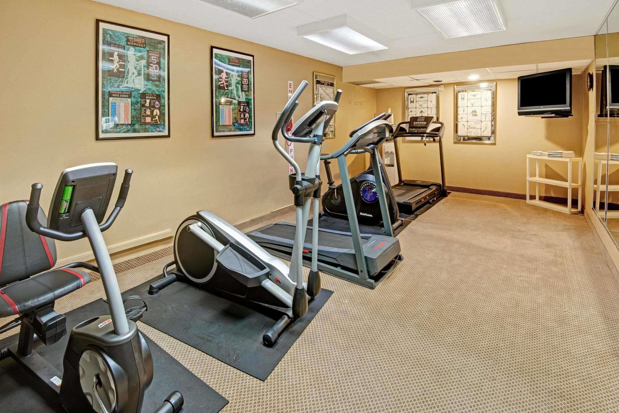 Ramada Overland Park Mission Bagian luar foto